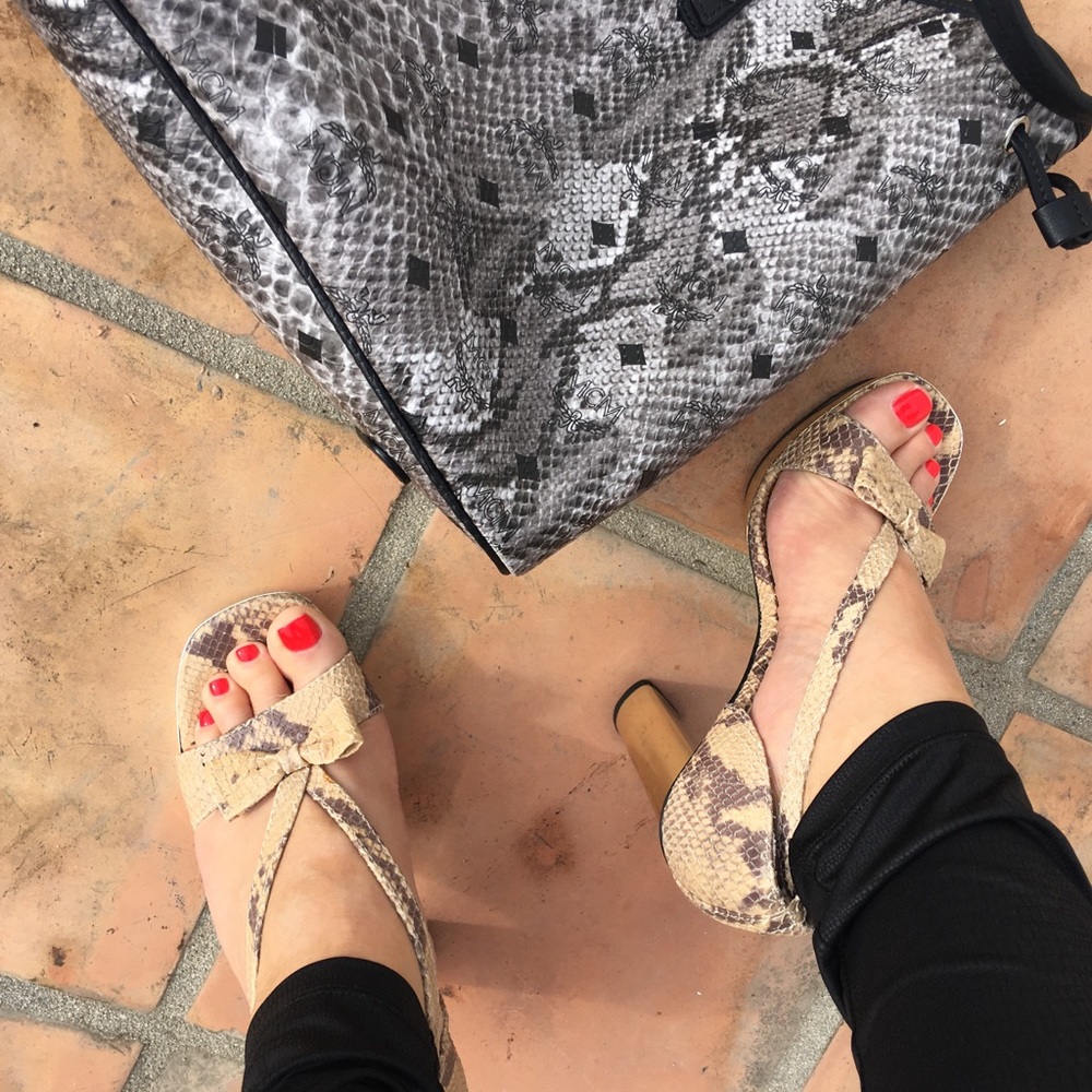 🎀 Michael Kors Platform snakeskin sandals 🎀